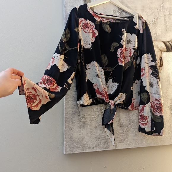 LG floral tied crop top - Picture 2 of 4